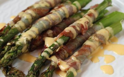 Baconbe tekert spárga hollandi mártással